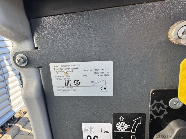 Varredora tripulada Nilfisk SW 4000 Aufsitzkehrmaschine