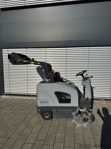 Varredora tripulada Nilfisk SW 4000 Aufsitzkehrmaschine