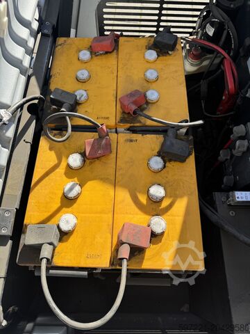 Varredora tripulada Nilfisk SW 4000 Aufsitzkehrmaschine