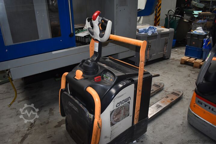 Elektryczny wózek paletowy z platformą Crown WE 3000