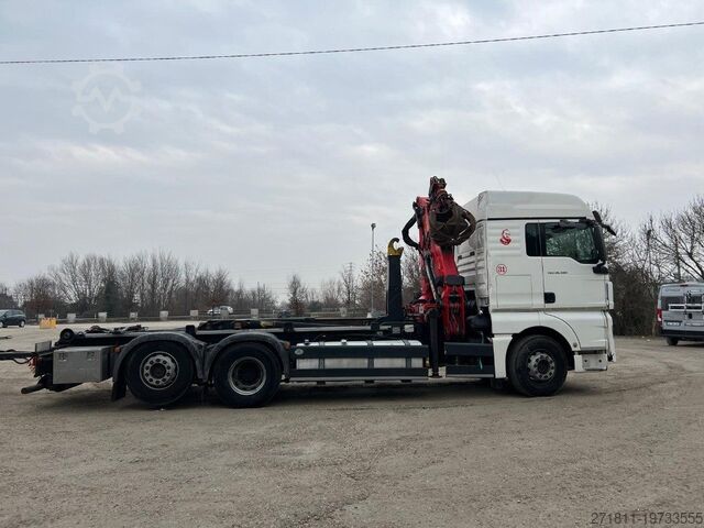 Haakarm vrachtwagen MAN MAN TGX 26.480 SCARRABILE CON GRU