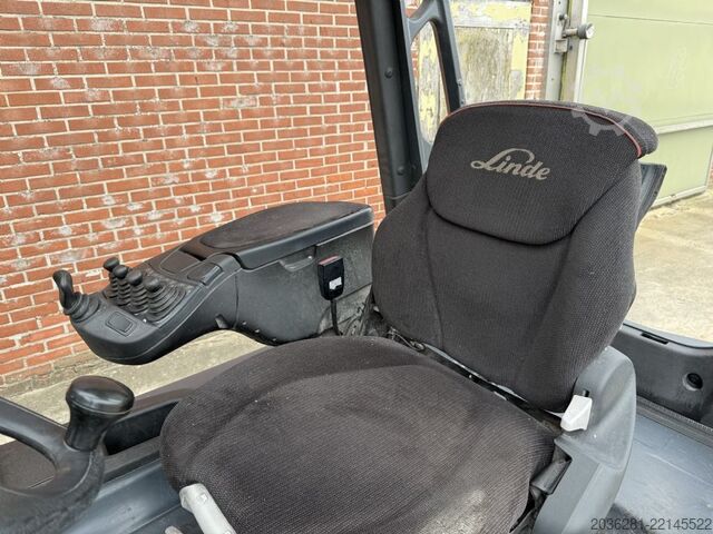 Electric 4-wheel forklift Linde E35L-01