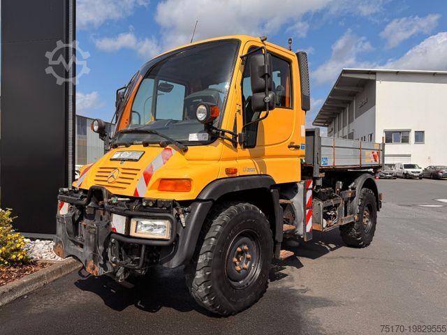 Camião de plataforma MERCEDES-BENZ Unimog U300 4x4 Vario-Pilot
