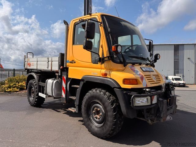 Camião de plataforma MERCEDES-BENZ Unimog U300 4x4 Vario-Pilot