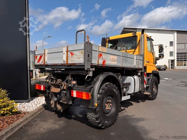 Camião de plataforma MERCEDES-BENZ Unimog U300 4x4 Vario-Pilot