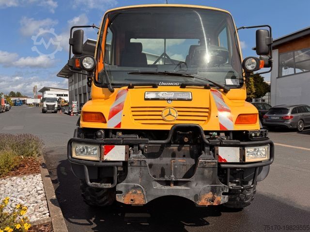 Camião de plataforma MERCEDES-BENZ Unimog U300 4x4 Vario-Pilot