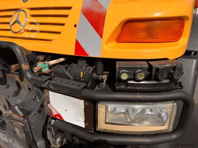 Camião de plataforma MERCEDES-BENZ Unimog U300 4x4 Vario-Pilot