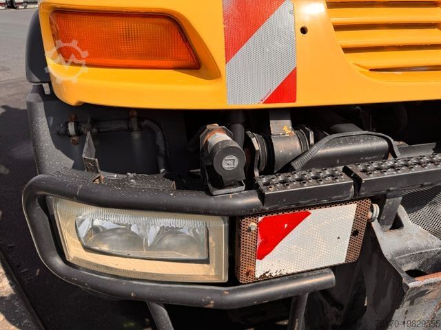 Camião de plataforma MERCEDES-BENZ Unimog U300 4x4 Vario-Pilot