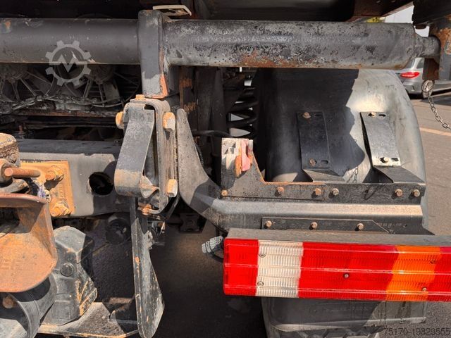 Camião de plataforma MERCEDES-BENZ Unimog U300 4x4 Vario-Pilot