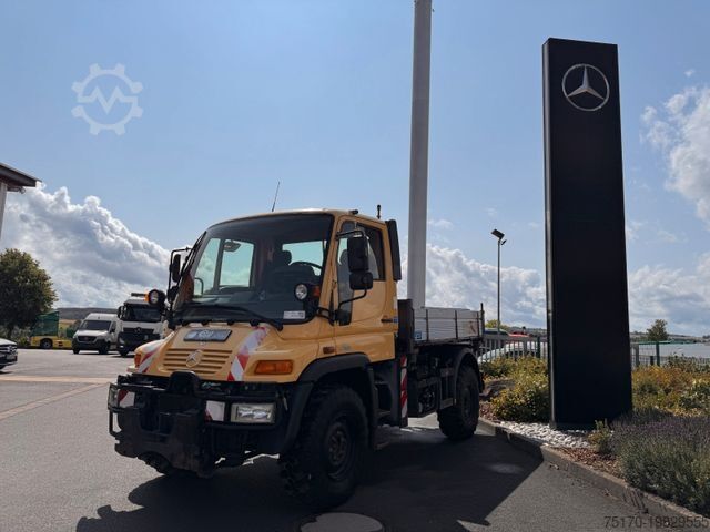 Camião de plataforma MERCEDES-BENZ Unimog U300 4x4 Vario-Pilot