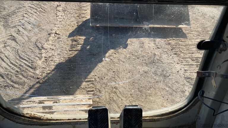 Rupsgraver Liebherr R906 LC Litronic with two buckets