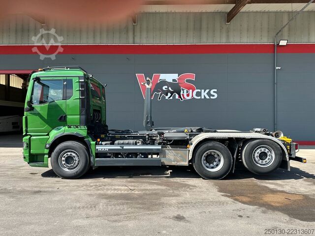 Haakarm vrachtwagen MAN TGS 26.520 6x2 BL MEIILLER RS21.60 AK