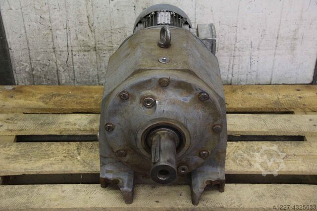 Tandwielmotor 2,2 kW 11 tpm Lenze R93 DFT100LS4/TF