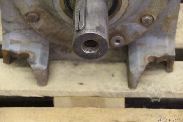 Tandwielmotor 2,2 kW 11 tpm Lenze R93 DFT100LS4/TF