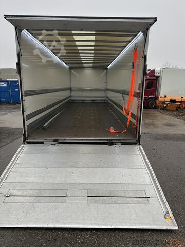 Camião de caixa fechada Iveco 140e25