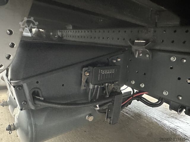 Camião de caixa fechada Iveco 140e25