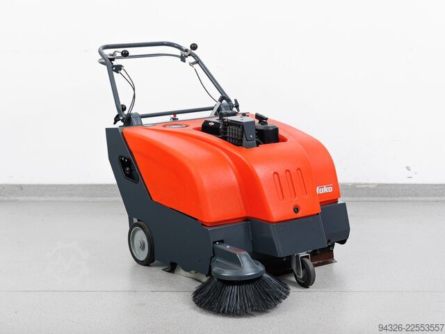 Hako Sweepmaster P800 - benzine Hako Sweepmaster P800 - Benzin - 2017y