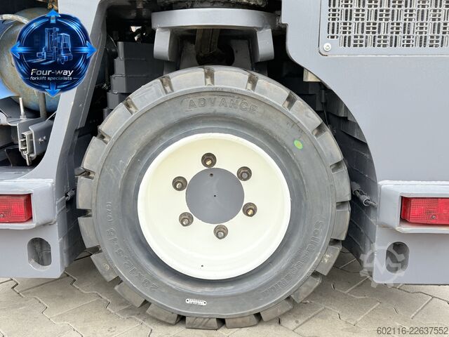 Négyirányú targoncát Combilift CB4000 GAS TRIPLEX 6800 POSITIONER CABIN