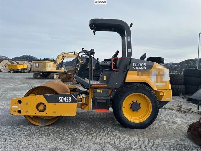 Bouwmachine Volvo SD45B Roller with only 364 hours