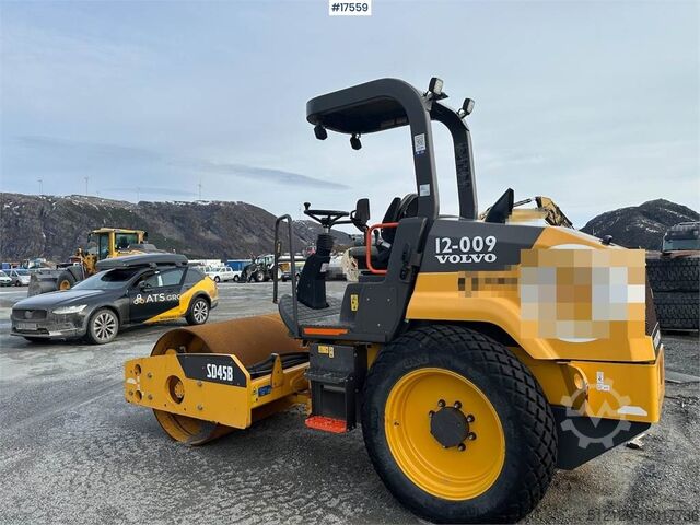 Bouwmachine Volvo SD45B Roller with only 364 hours