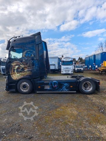 Standard tractor unit RENAULT T520 High Edition Show Truck Vollausstatt.