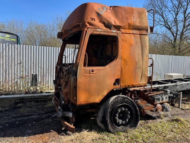 Tenteli düz yataklı kamyon RENAULT D WIDE 280 E6 Brandschaden