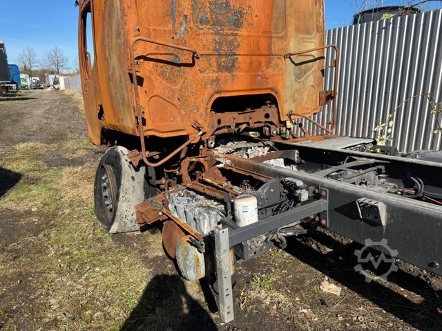 Tenteli düz yataklı kamyon RENAULT D WIDE 280 E6 Brandschaden