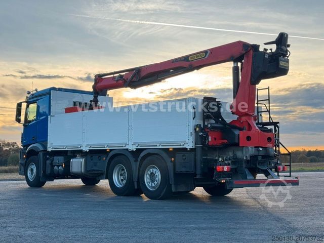 Plattewagen met zeil MERCEDES-BENZ Actros 2545 MP5 6x2 Palfinger 23.001 Tec3