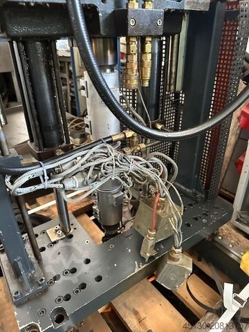 Formsprutningsmaskin Ferromatik Milacron K110D-S/2F