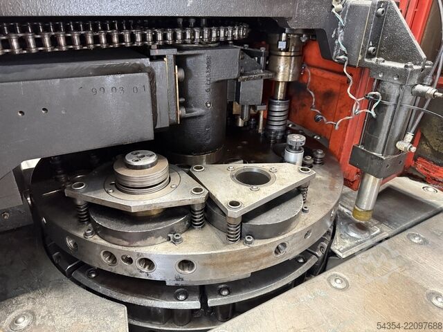 Punzonadora de torre CNC Amada Europe 245