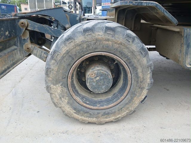 Gumikerekes kotrógép HYUNDAI HW 140