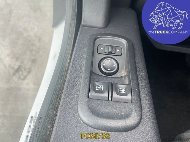 Plataforma elevadora Renault Master 130.35 nacelle socage