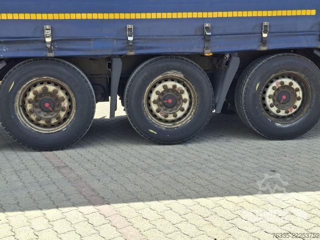 Öppen semitrailer med kapell Kögel Curtainsider Mega