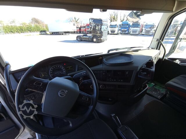 Standard tractor unit Volvo FH 540