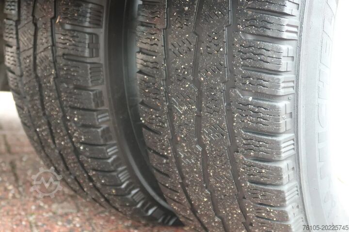 Kufr Iveco 72 C 180 bak + Dhollandia klep 1000 KG 3.0 L motor