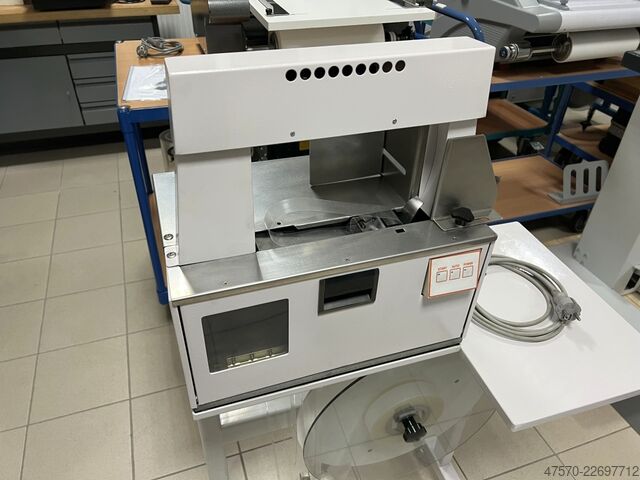 Umreifungsmaschine auf Sockel Com J240/30 Banding Machine on a Base