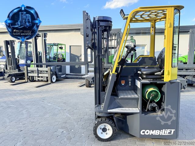 Chariot élévateur multidirectionnel Combilift CB3000 GAS TRIPLEX 4900 CABIN POSITIONER
