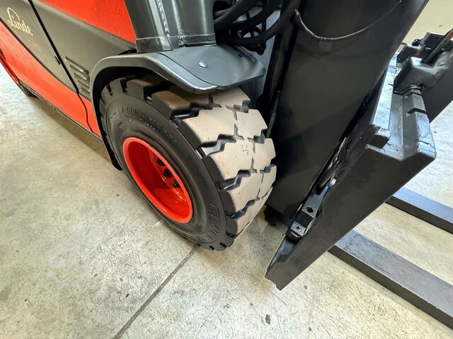 48/2022 Serwis + UVV 04/2027 10 778 mth Linde E30HL