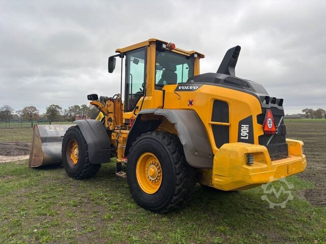 Chargeuse sur pneus Volvo L 90 H (On Transport)