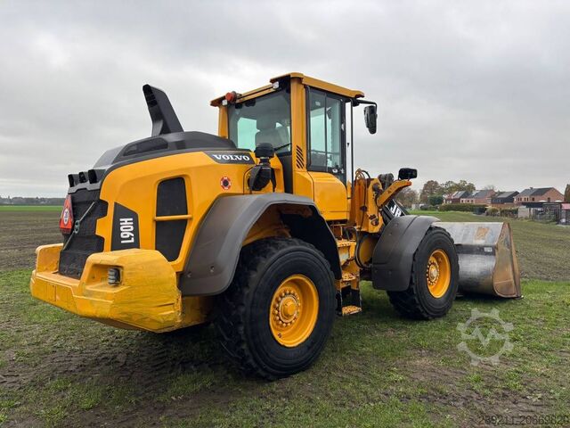 Chargeuse sur pneus Volvo L 90 H (On Transport)