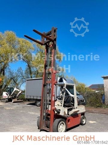 Carrello elevatore frontale NISSAN A35 U mit Gas und Benzin