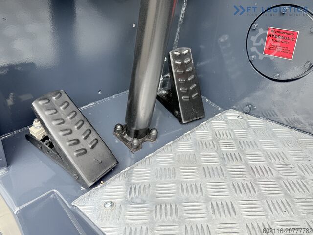 Négyirányú targoncát Combilift CB4000 TRIPLEX 5200 FREE-LIFT POSITIONER