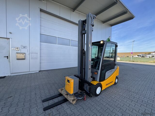 Elektrický čtyřkolový vozík Jungheinrich EFG320 + Ladegerät 3753--EK