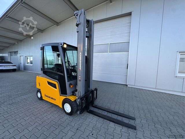 Elektrický čtyřkolový vozík Jungheinrich EFG320 + Ladegerät 3753--EK