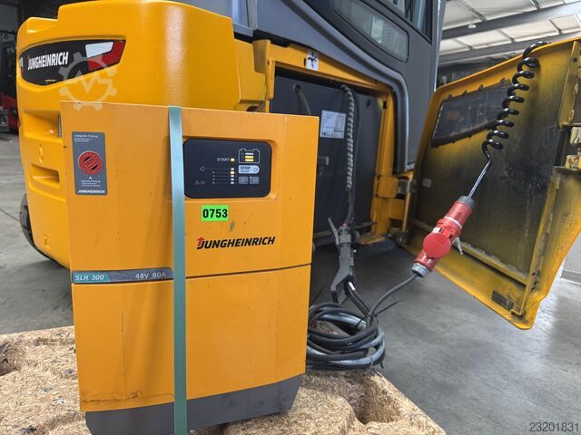 Elektrický čtyřkolový vozík Jungheinrich EFG320 + Ladegerät 3753--EK
