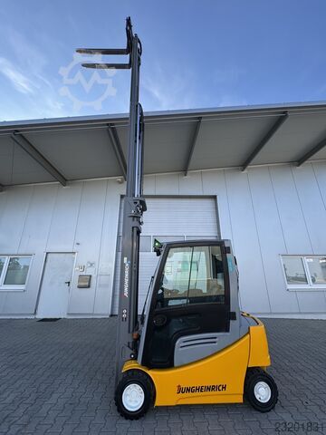 Elektrický čtyřkolový vozík Jungheinrich EFG320 + Ladegerät 3753--EK