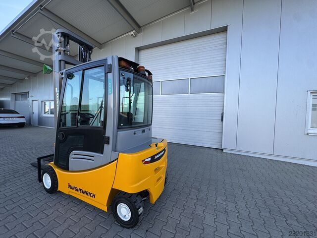 Elektrický čtyřkolový vozík Jungheinrich EFG320 + Ladegerät 3753--EK