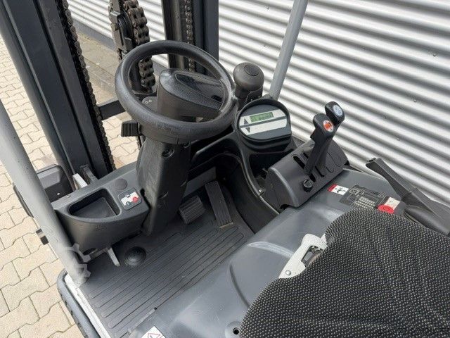 Empilhador eléctrico de 3 rodas Still RX50-15