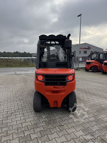 Wózek widłowy z silnikiem wysokoprężnym Linde H25D-02