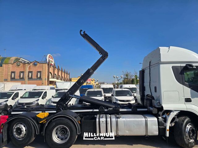 Camion avec chariot élévateur Iveco STRALIS HIWAY 460 GANCIO SCARRABILE BOB